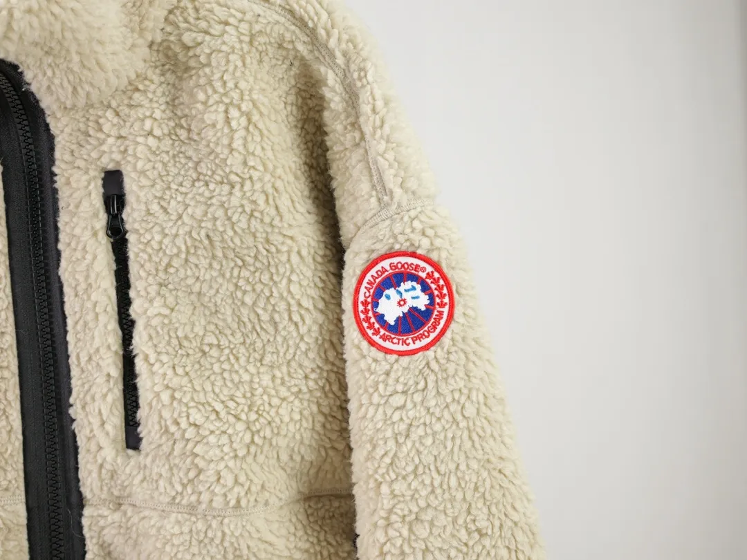 P620 Canada Goose/Canada Goose Shearling Jacket Simcoe Shearling Zip Jacket is made from Kind artificial long-hair sherpa, our new generation of wool fleece that helps keep the earth cold and the people on it warm. It features dropped shoulders, a high collar and an adjustable waist hem with internal drawstrings. Standard embroidery color label; top-quality goose Simcoe lambskin Color: Apricot Pink Black Gray White Army Green Size: S M L